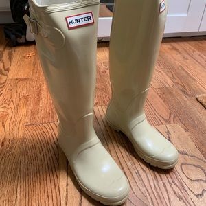 Hunter tall rain boots like new condition.